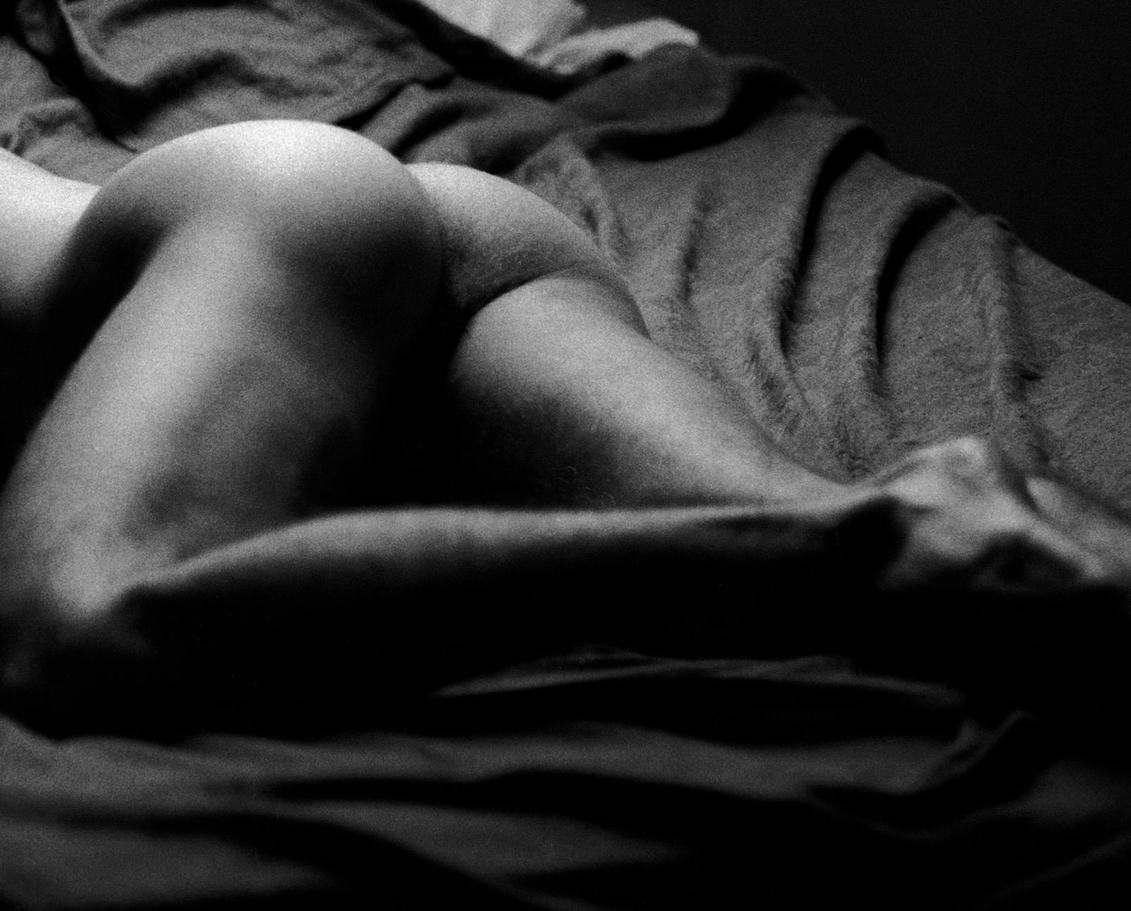 Craig- Impresión desnudo firmada edición limitada, Blanco negro Contemporáneo, Hombre en la cama - Nude Photograph Negro de Ian Sanderson