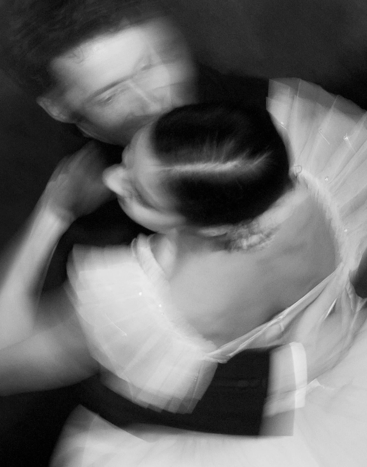 Dance - Signierter Kunstdruck in limitierter Auflage, Schwarz-Weiß-Fotografie,quare – Photograph von Ian Sanderson