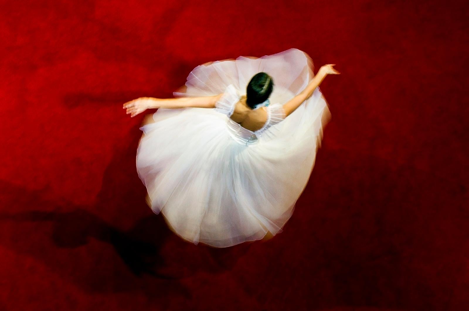 Tänzerin – kostenlose Lieferung – signierter, limitierter Kunstdruck, zeitgenössisch, Tanz, Romantik (Rot), Figurative Photograph, von Ian Sanderson