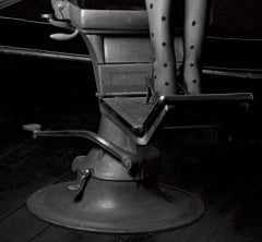 Sedia da dentista - Foto figurativa, Stampa a tiratura limitata, Contemporaneo, Sensuale