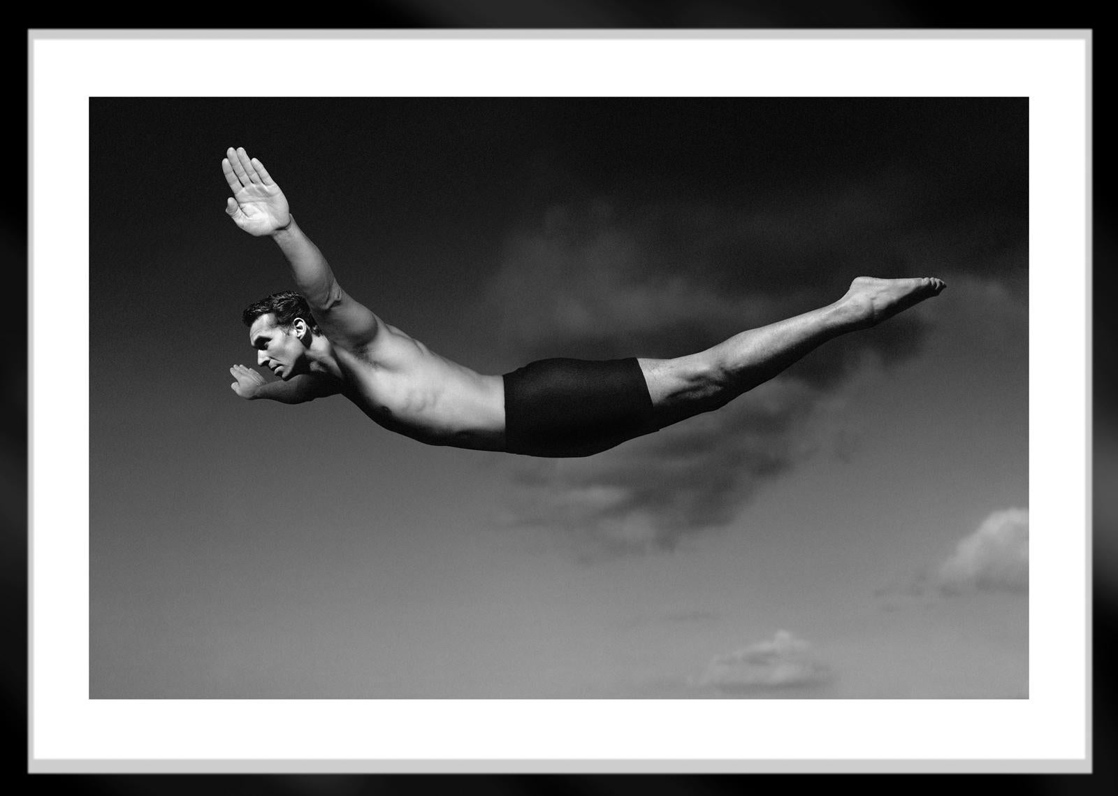  Diver -   Signed limited edition archival pigment print, 2002  -  Edition of 5
Provenance : Ian Sanderson’s Estate

Powerful photo of a man diving, in profile.

This is an Archival Pigment print on fiber based paper ( Hahnemühle Photo Rag® Baryta