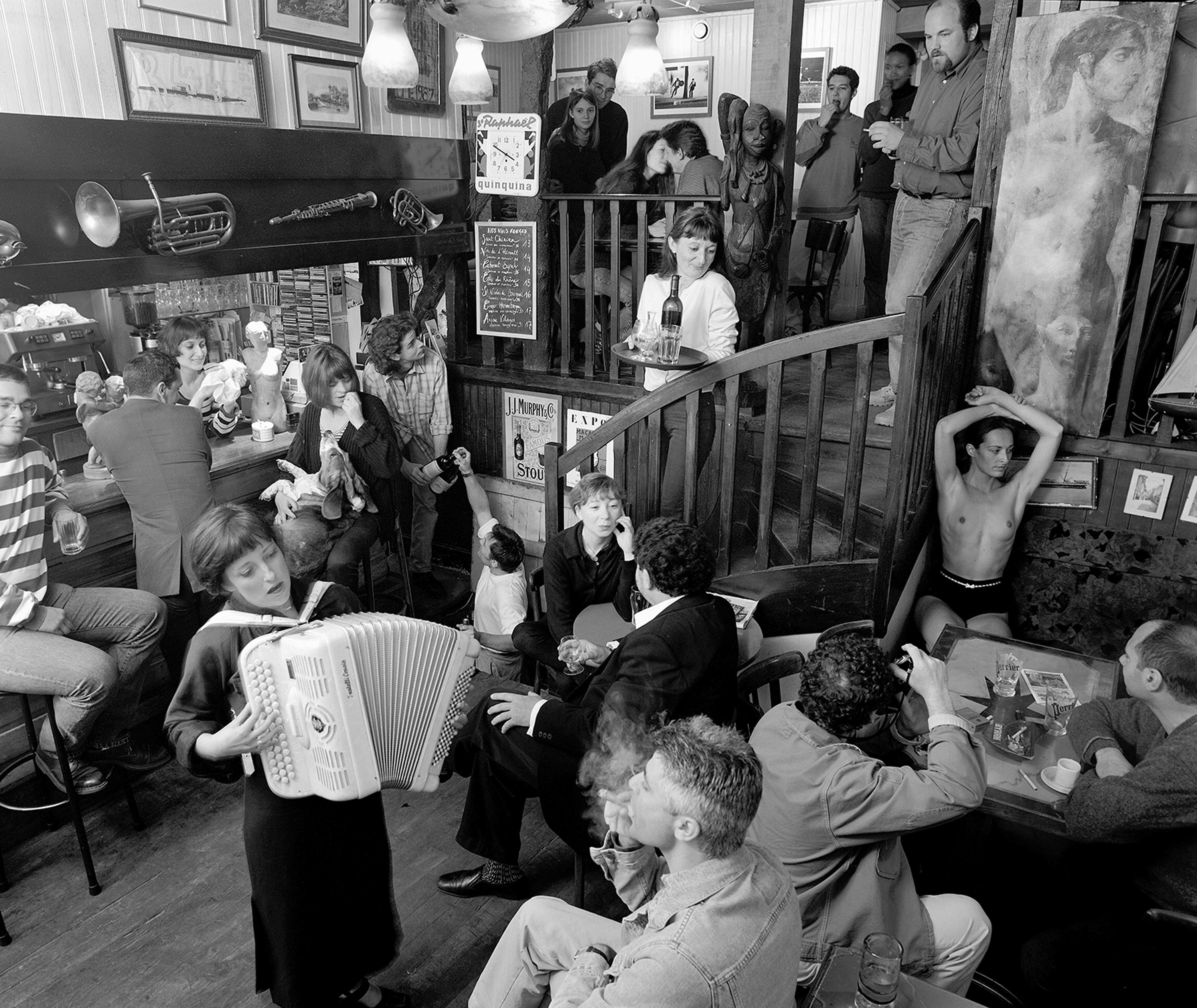 Black and White Photograph Ian Sanderson - Elsa Poppin - Tirage limité signé d'une nature morte, Noir blanc, Vintage Bar