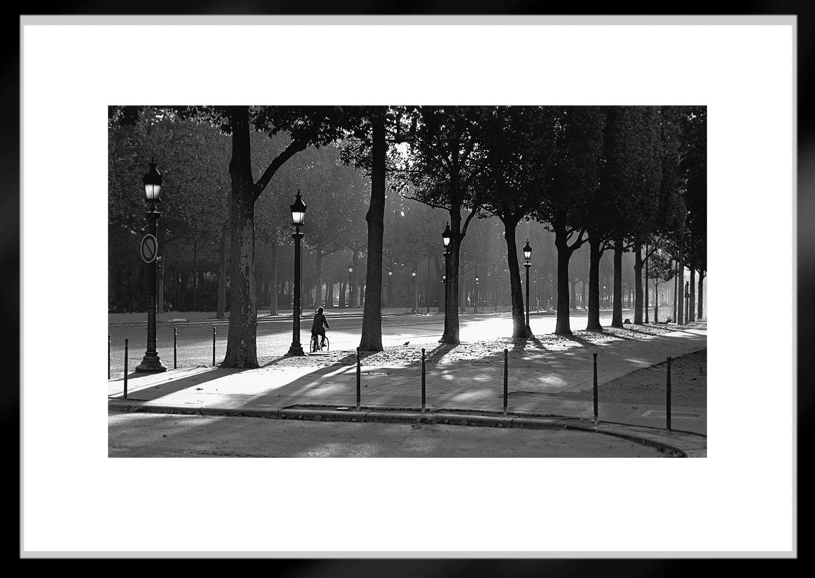 Paris, Elysées - Tirage d'art urbain en édition limitée signé, Noir blanc, Contemporain en vente 1