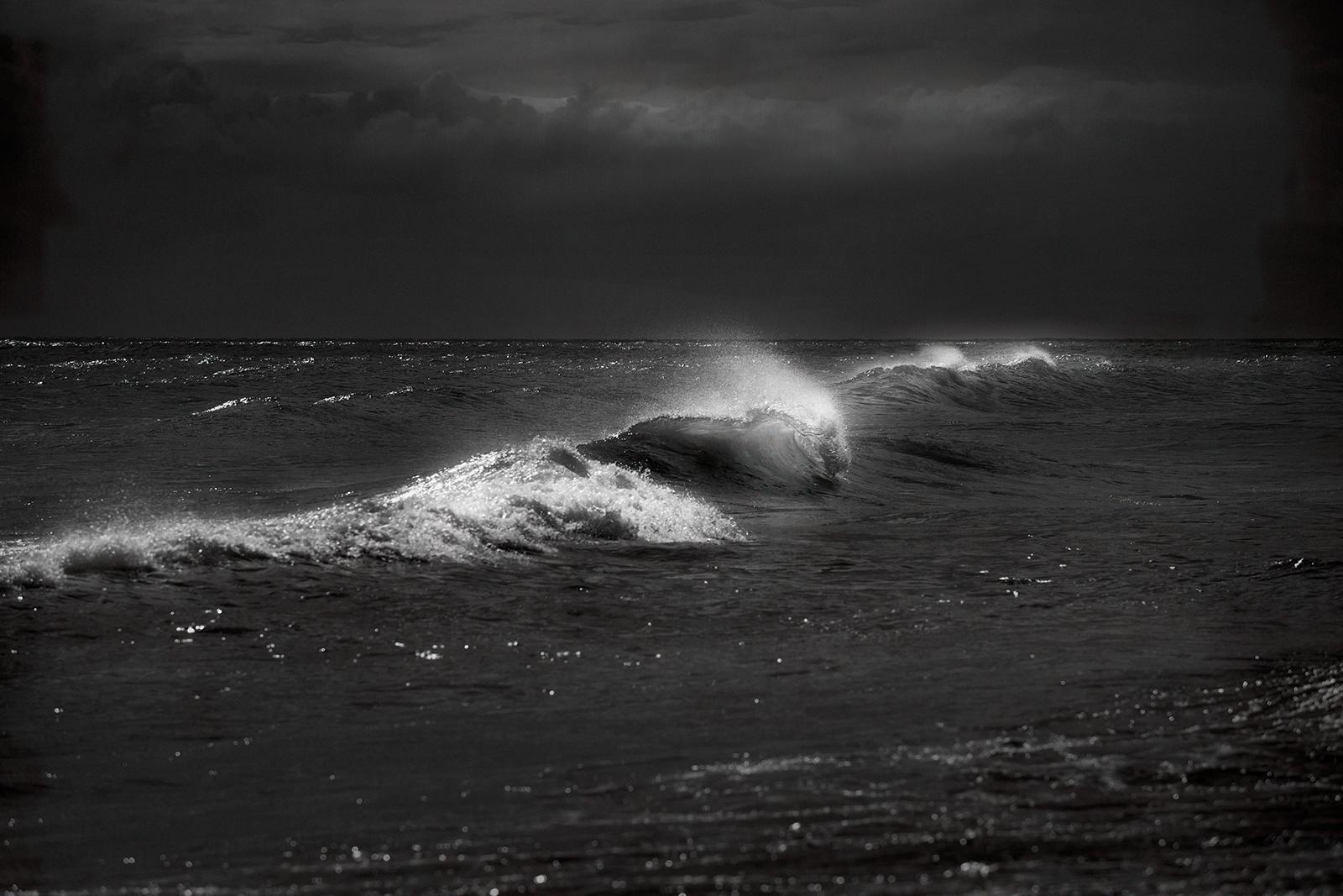 Impresión firmada en edición limitada de un paisaje marino, Blanco negro, Foto sobredimensionada del mar - Embruns