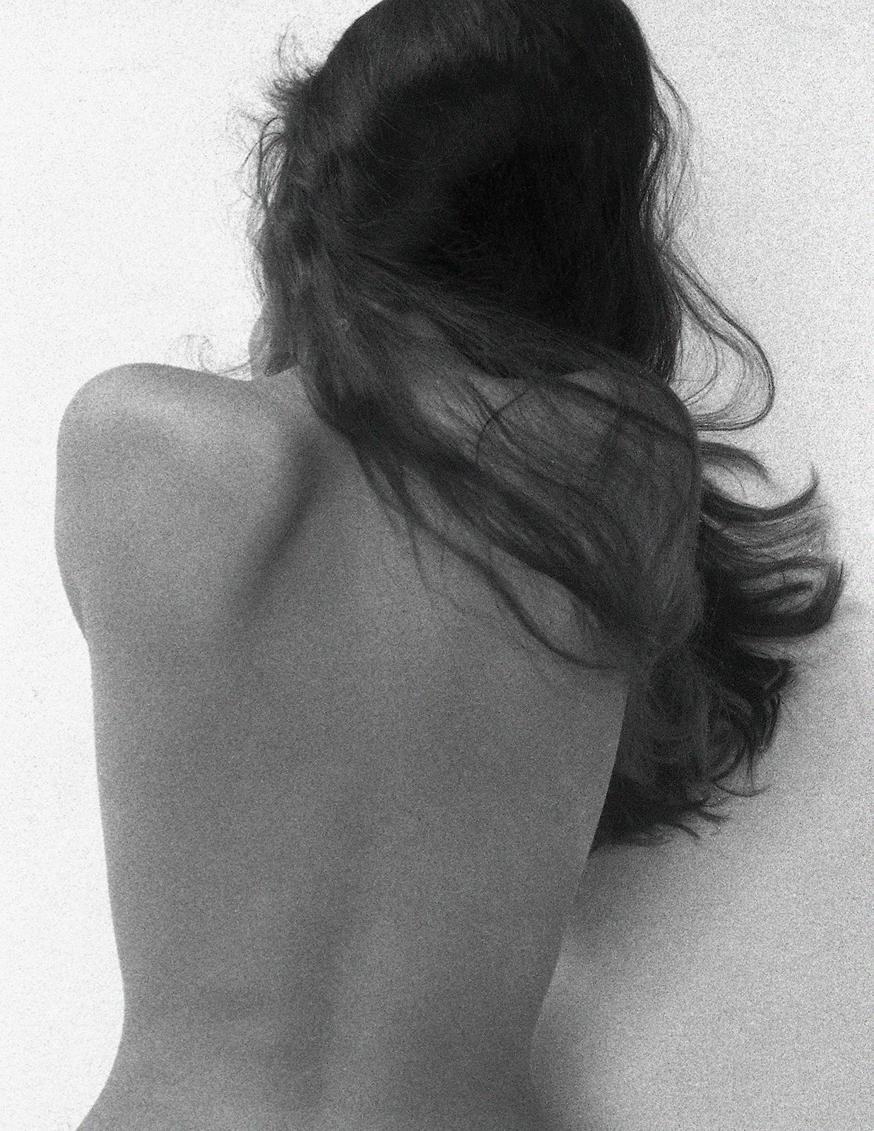 Photo figurative, Tirage contemporain signé en édition limitée, Noir blanc-Raquel  - Contemporain Photograph par Ian Sanderson
