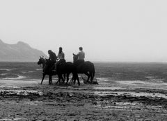 Caballos- Impresión animal firmada de edición limitada, Blanco negro, Playa, Paisaje caballo
