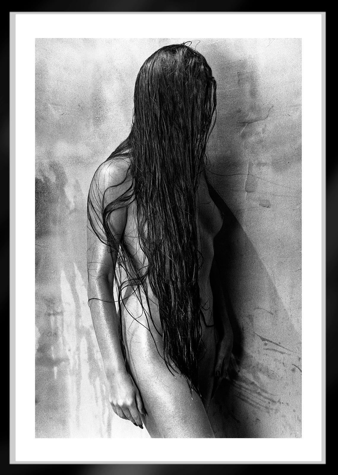 Jane – signierter zeitgenössischer Druck in limitierter Auflage, Schwarz-Weiß-Foto, Sexy-Model (Grau), Nude Photograph, von Ian Sanderson