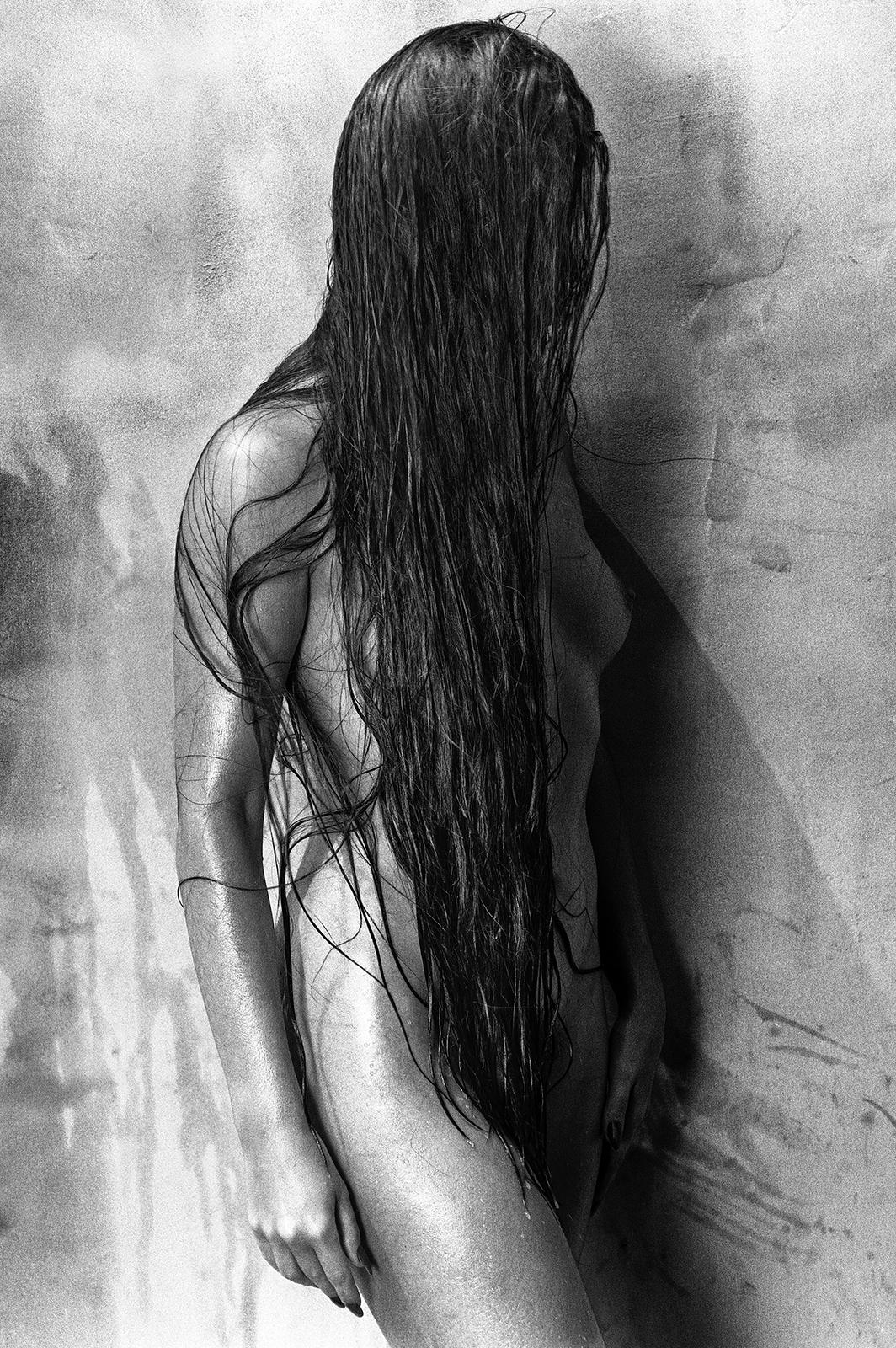 Ian Sanderson Nude Photograph – Jane – signierter zeitgenössischer Druck in limitierter Auflage, Schwarz-Weiß-Foto, Sexy-Model