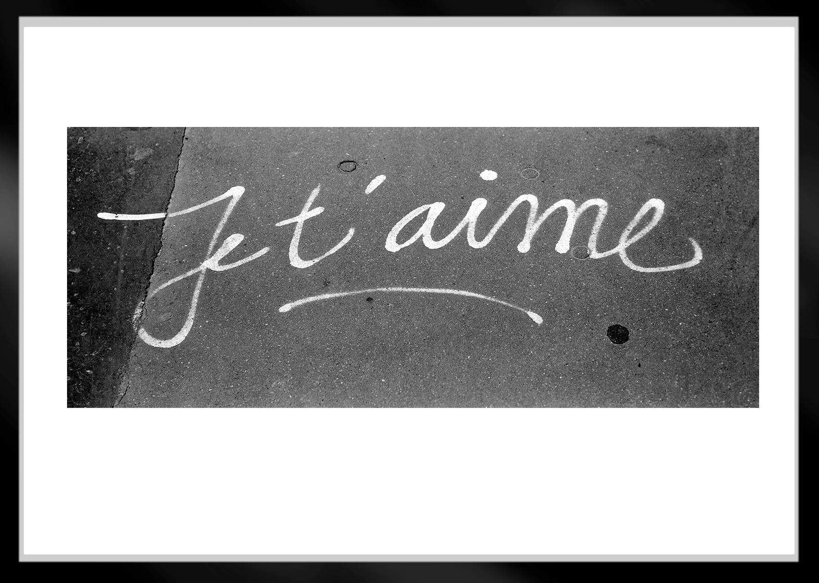 Je t'aime  ( Ich liebe dich )  - Limitierte Auflage Archivpigmentdruck, Auflage 15 

Handgeschrieben auf einem Pariser Bürgersteig, Paris, Frankreich.
Landschaftsformat.

Dies ist ein Archival Pigment Print auf Faserpapier (Hahnemühle Photo Rag®