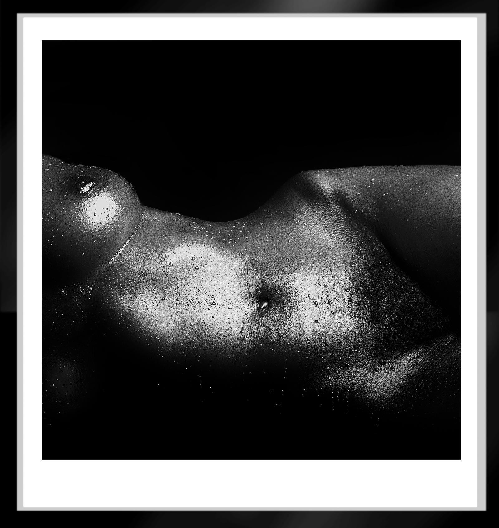 Impression d'art en édition limitée signée Jo, photo noire et blanche, nu, carré, modèle - Noir Nude Photograph par Ian Sanderson