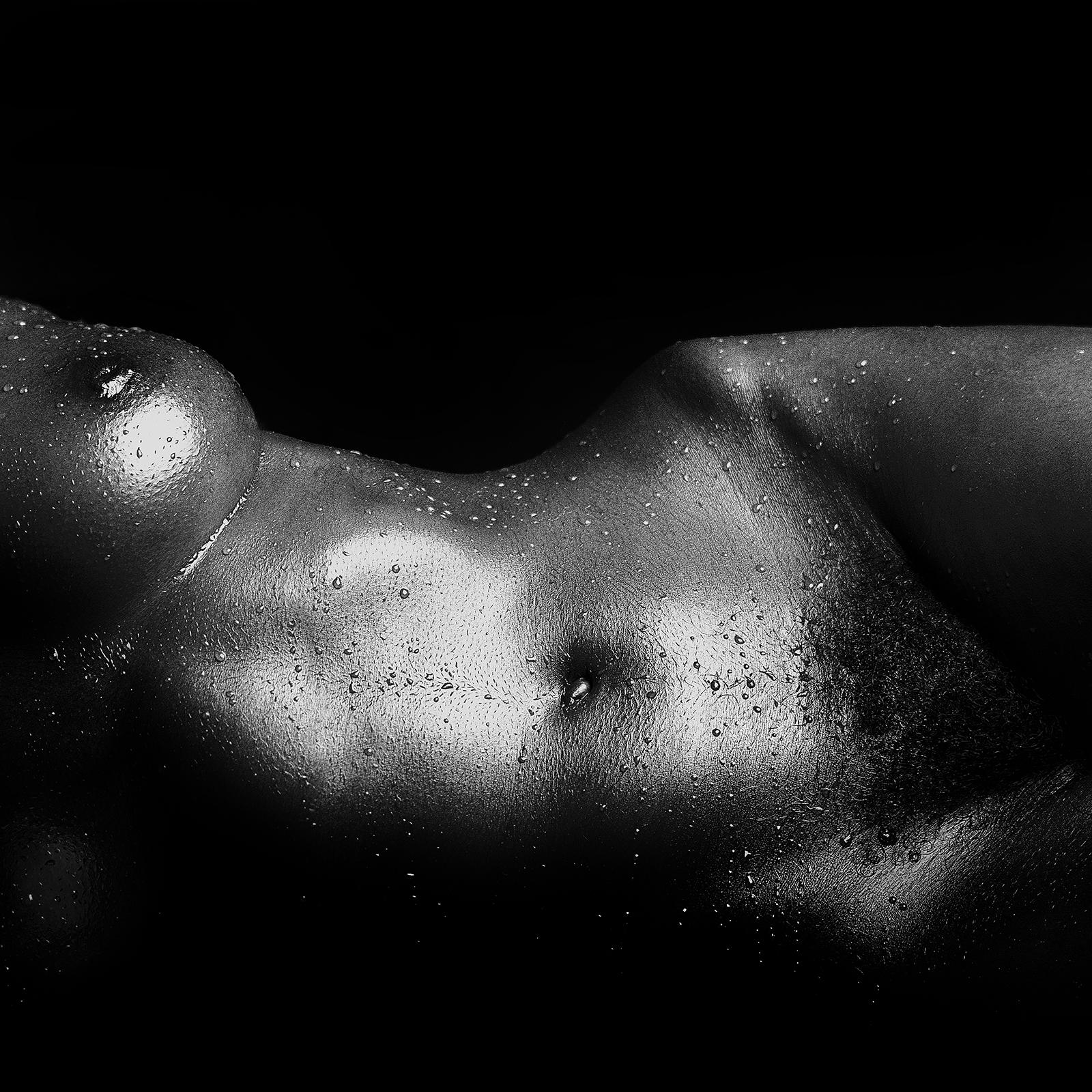 Nude Photograph Ian Sanderson - Impression d'art en édition limitée signée Jo, photo noire et blanche, nu, carré, modèle