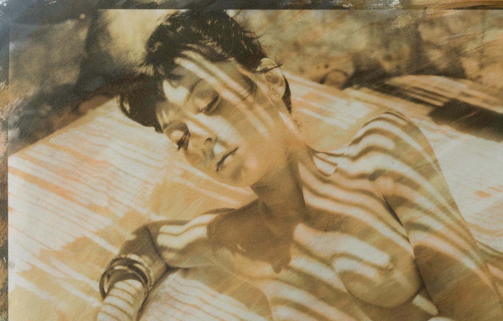 Karina - Tirage d'art figuratif signé, édition limitée, contemporain surdimensionné - Photograph de Ian Sanderson