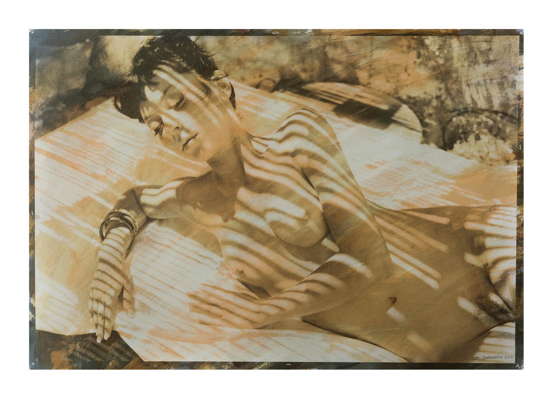 Karina  - Édition limitée signée d'un tirage aux pigments d'archives sur papier d'art texturé - Édition de 8 exemplaires  
Photographie : 2009
Impression bichromatée : 2010

Plusieurs négatifs ont été utilisés pour créer un tirage à la main selon