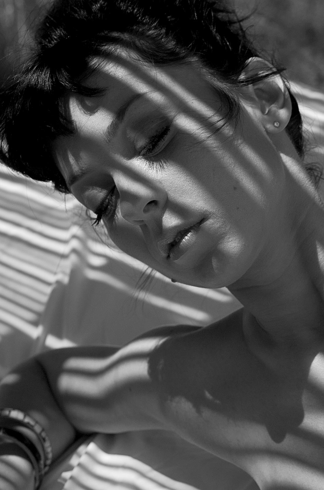 Karina- Impression contemporaine en édition limitée, photo en noir et blanc, femme nue - Photograph de Ian Sanderson