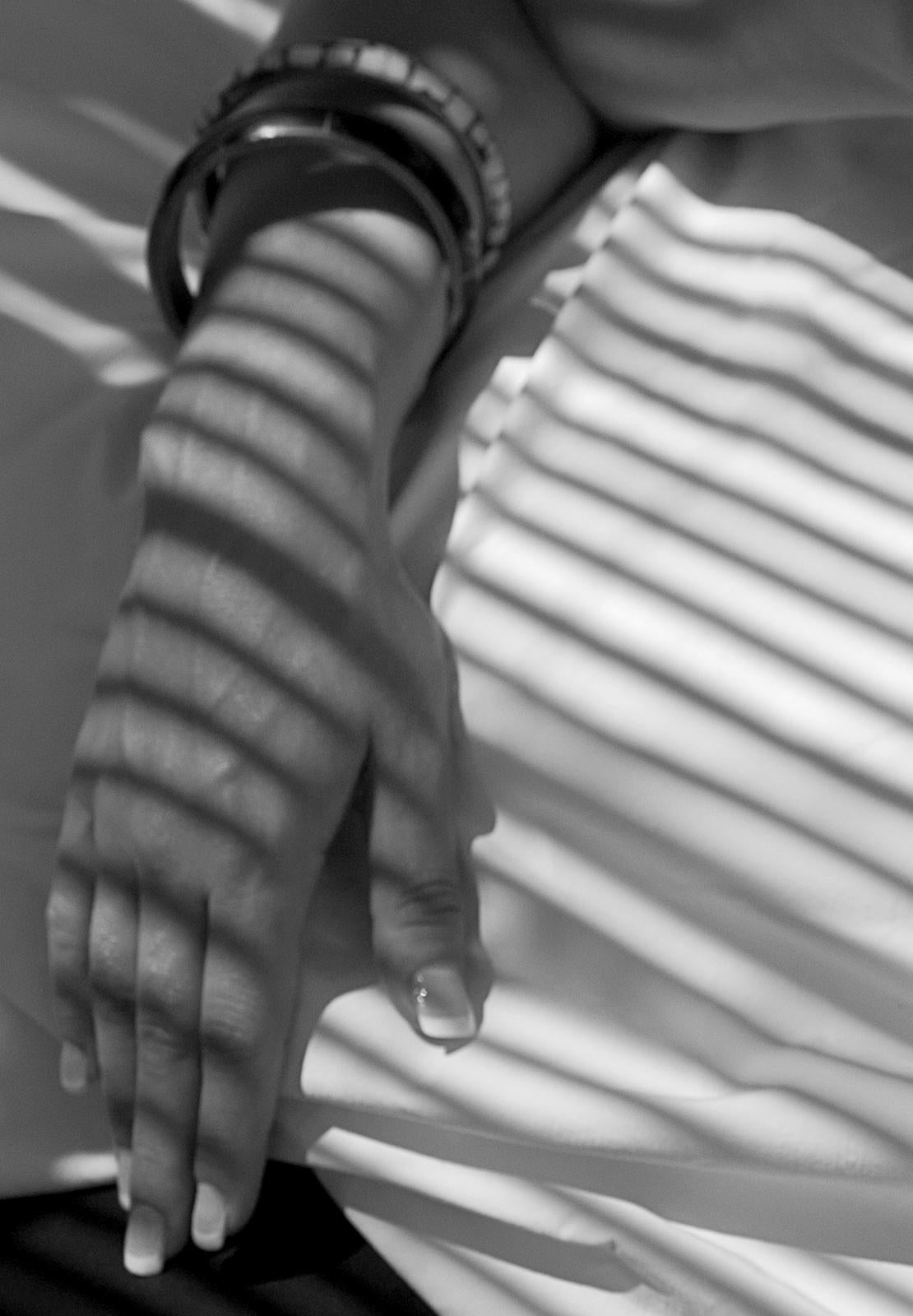 Karina- Impression contemporaine en édition limitée, photo en noir et blanc, femme nue - Contemporain Photograph par Ian Sanderson