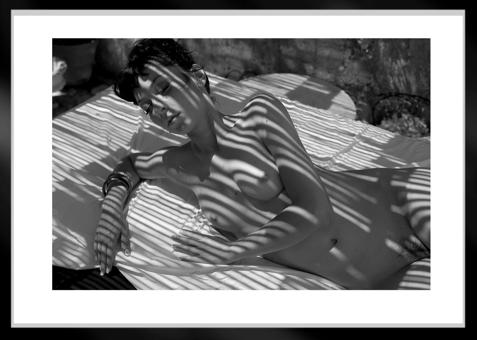 Karina- Impression contemporaine en édition limitée, photo en noir et blanc, femme nue - Noir Nude Photograph par Ian Sanderson