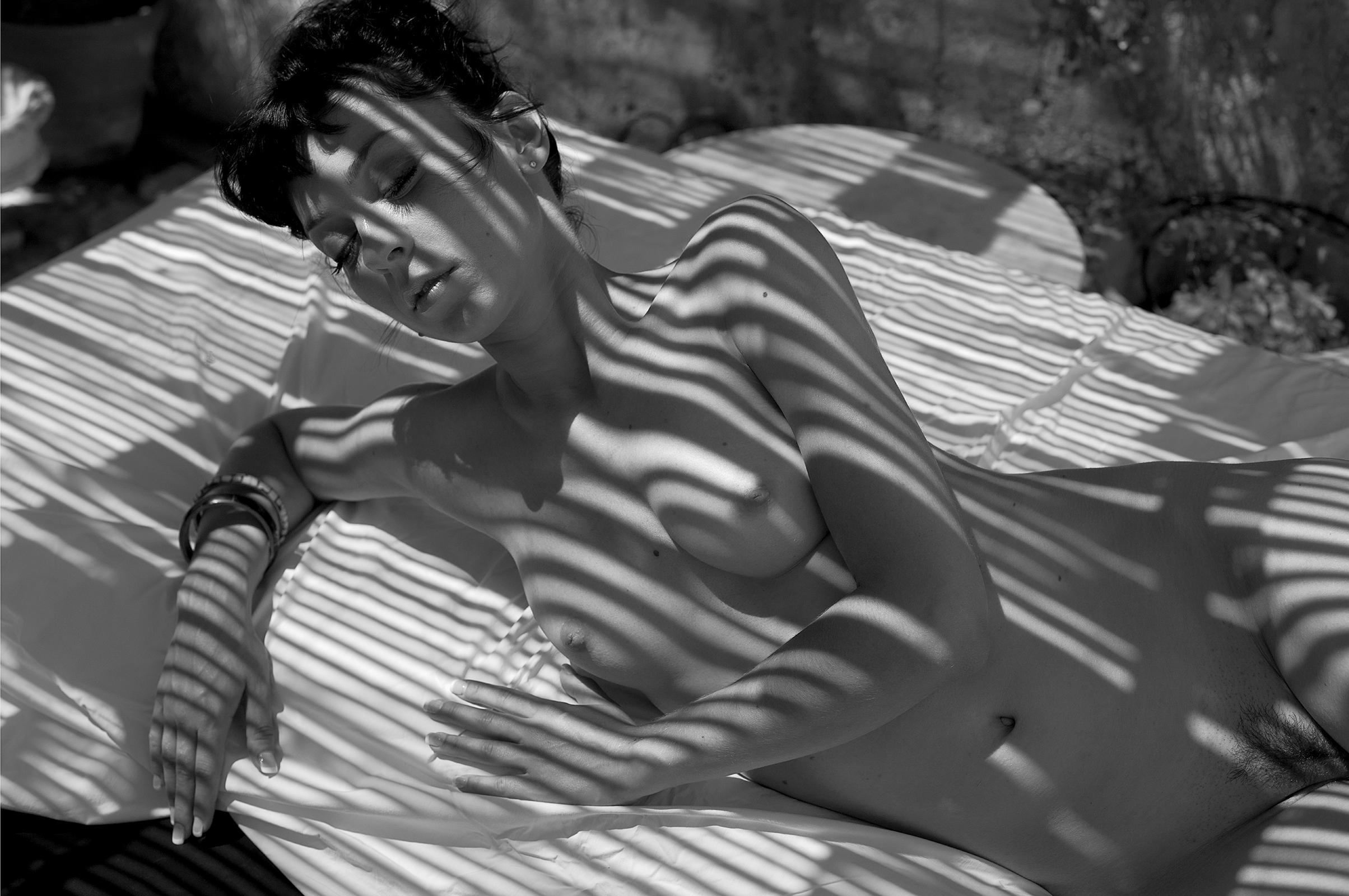 Nude Photograph Ian Sanderson - Karina- Impression contemporaine en édition limitée, photo en noir et blanc, femme nue