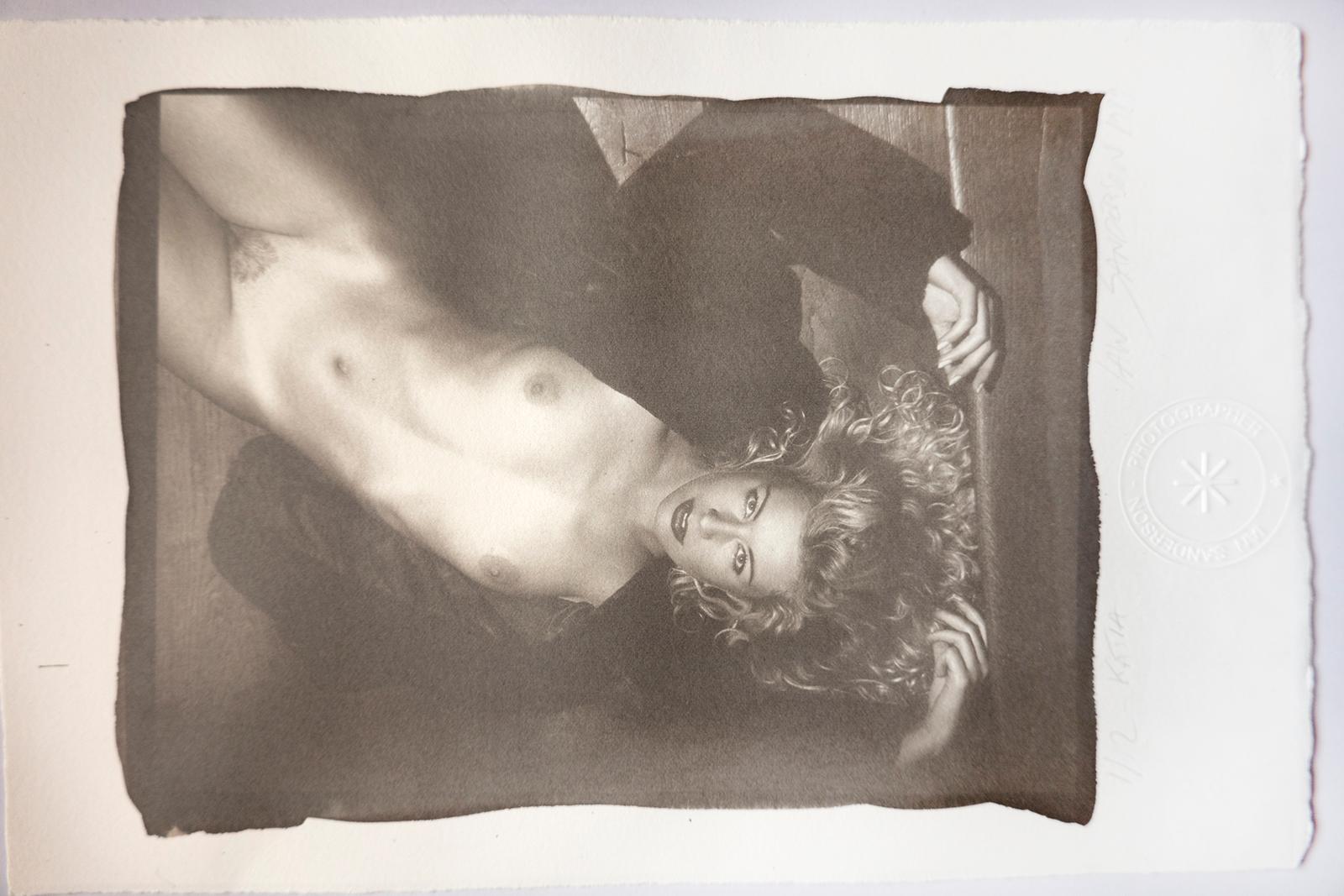 Katia - Tirage au platine Palladium, édition limitée, Femme nue contemporaine - Gris Figurative Photograph par Ian Sanderson