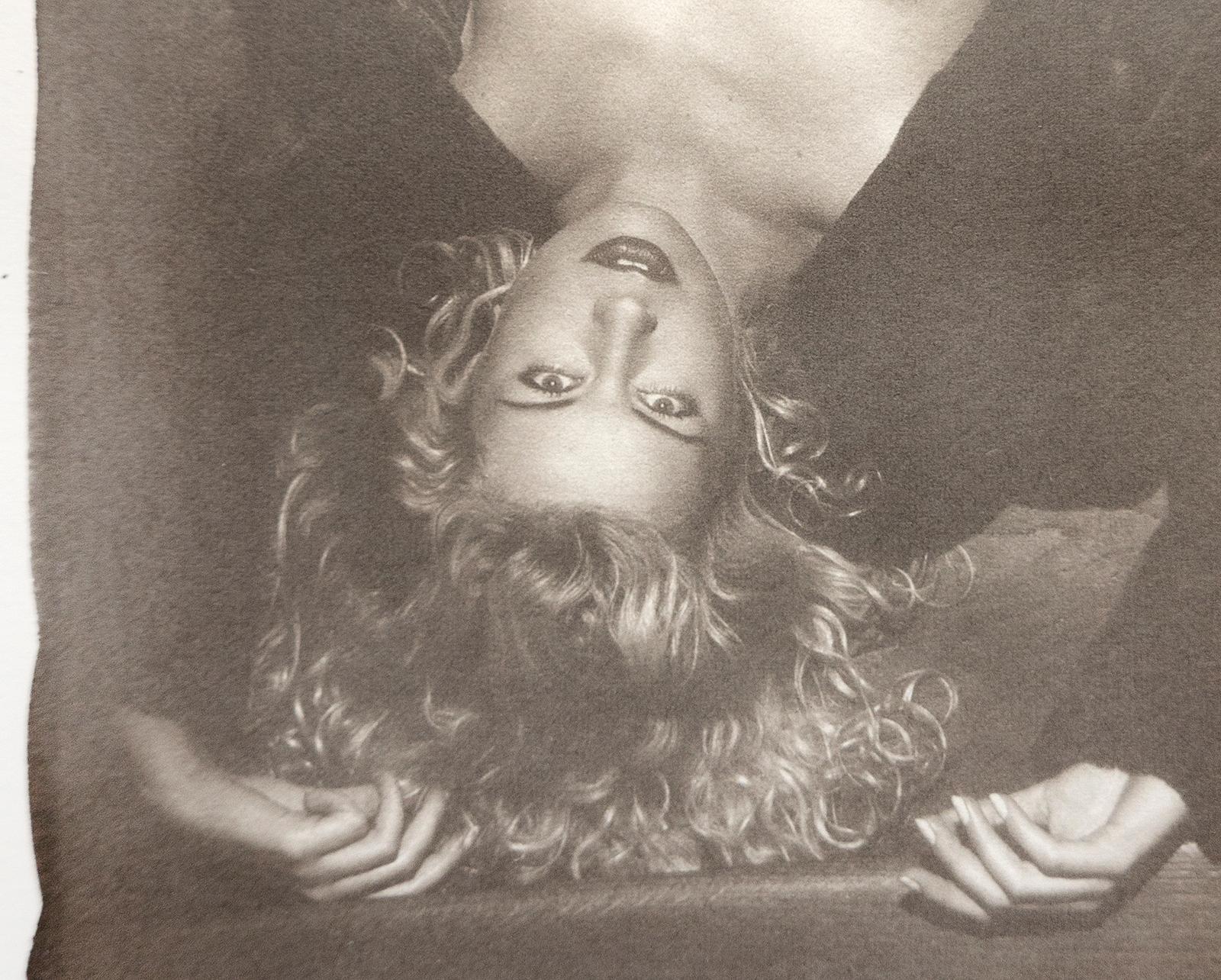 Katia , tirage au platine Palladium sur papier Arches Platine de Ian Sanderson, non encadré.
Édition 1 de 12  plus 2 AP ( petite taille )      
 
Portrait d'une femme nue en manteau de fourrure allongée à l'envers sur un vieil escalier en bois à