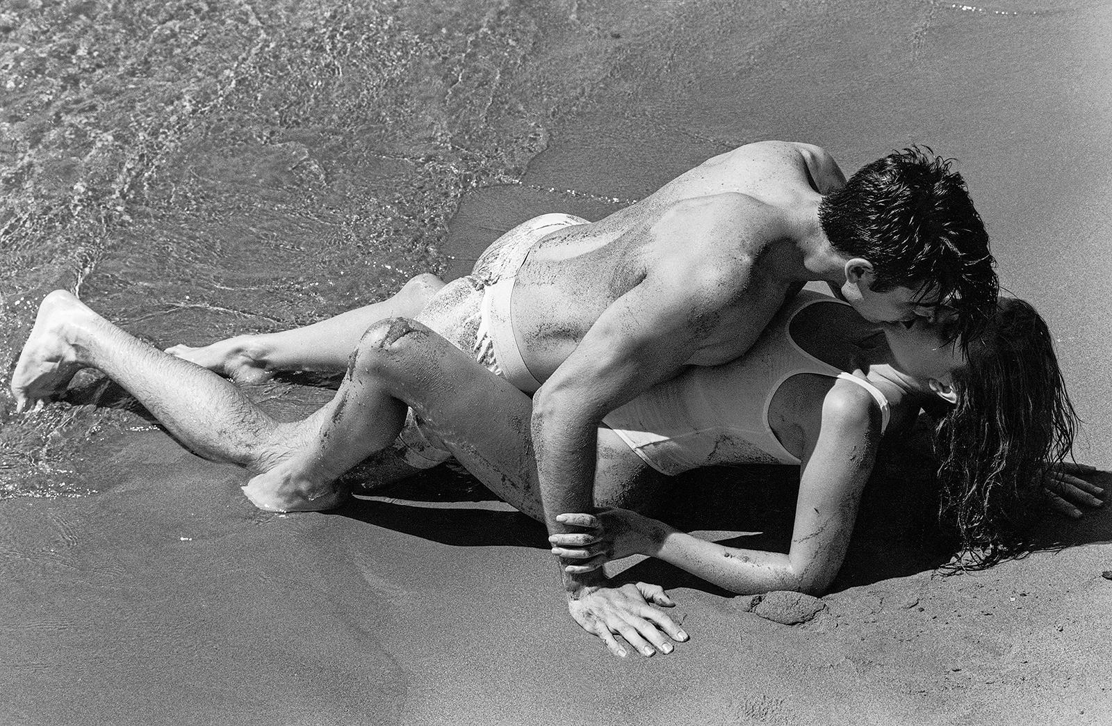 L'Amour- Romantic, Signed limited edition, Sensual couple, Beach, Contemporary - Gray Figurative Photograph by Ian Sanderson