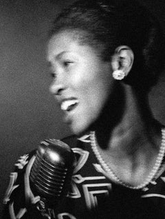 Lamu Jazz – signierter Porträtdruck für Frauen in limitierter Auflage, zeitgenössisches Schwarz-Weiß