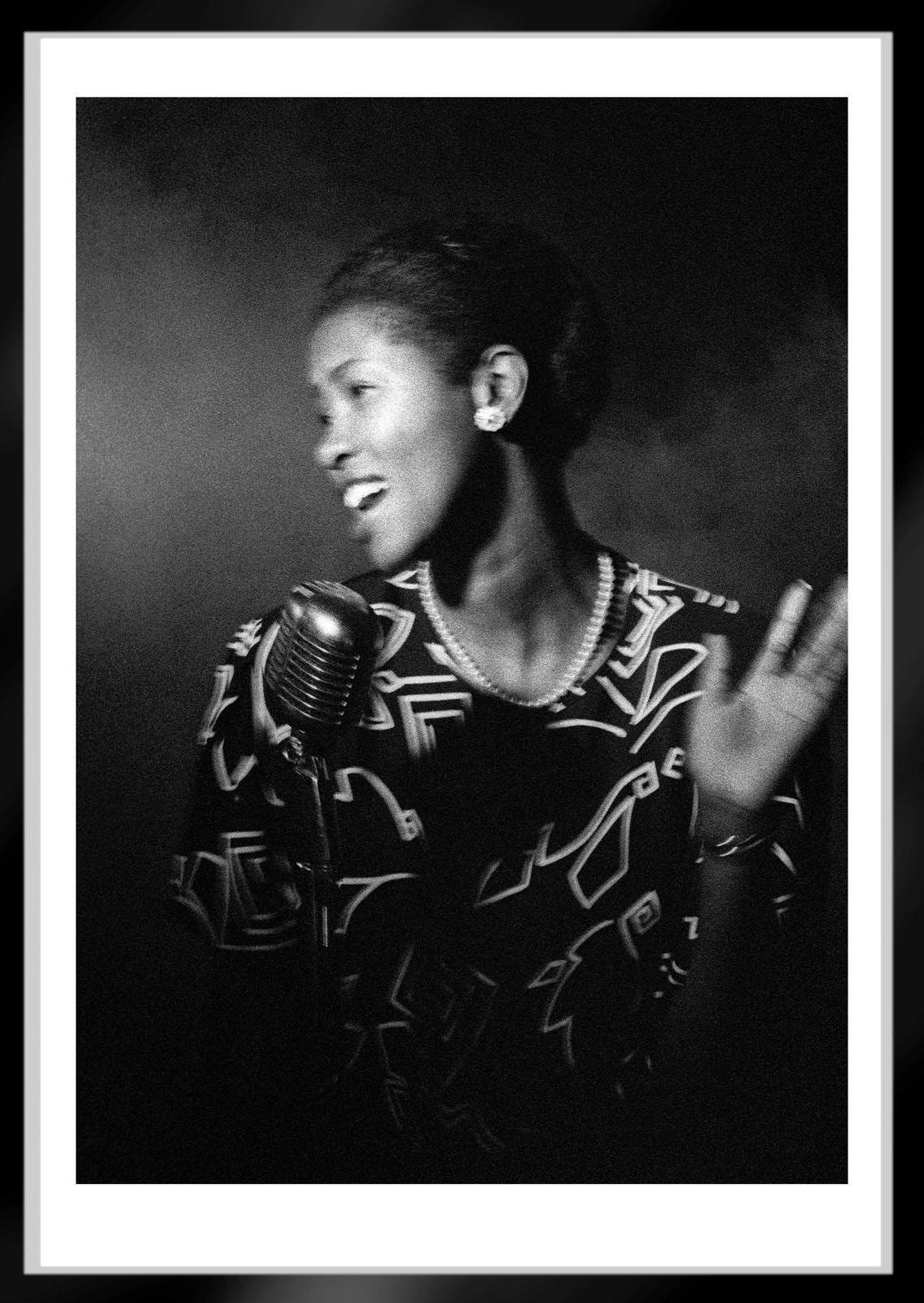 Lamu Jazz – zeitgenössischer Druck in limitierter Auflage, Schwarz-Weiß-Foto, Frauenporträt – Photograph von Ian Sanderson