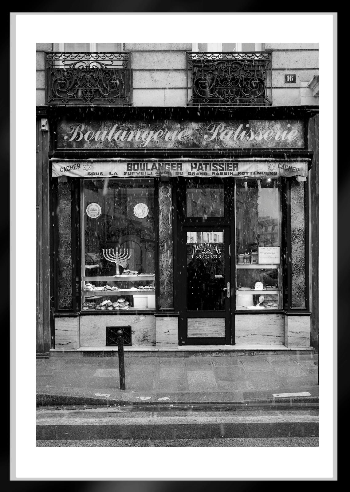 Le Marais-Stampa d'arte firmata in edizione limitata, architettura in bianco e nero, Parigi - Still-Life Photograph Nero di Ian Sanderson