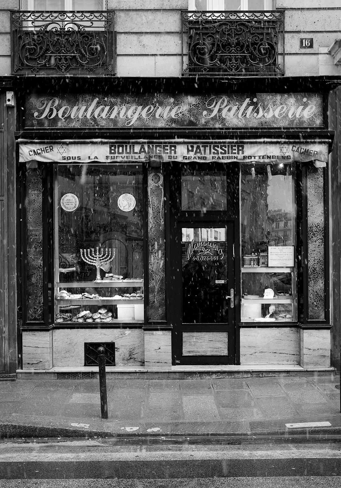 Impression d'œuvres d'art en édition limitée signée Le Marais, architecture en noir et blanc, Paris