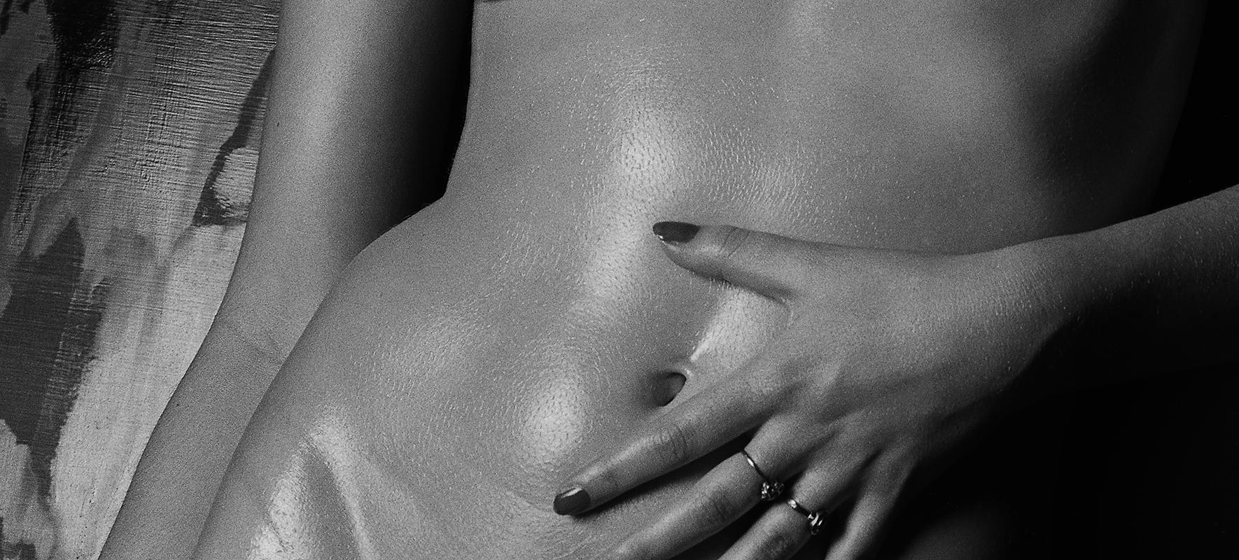 Aktdruck in limitierter Auflage, Analogue, sinnliche, charismatische Frau – Heather (Schwarz), Nude Photograph, von Ian Sanderson