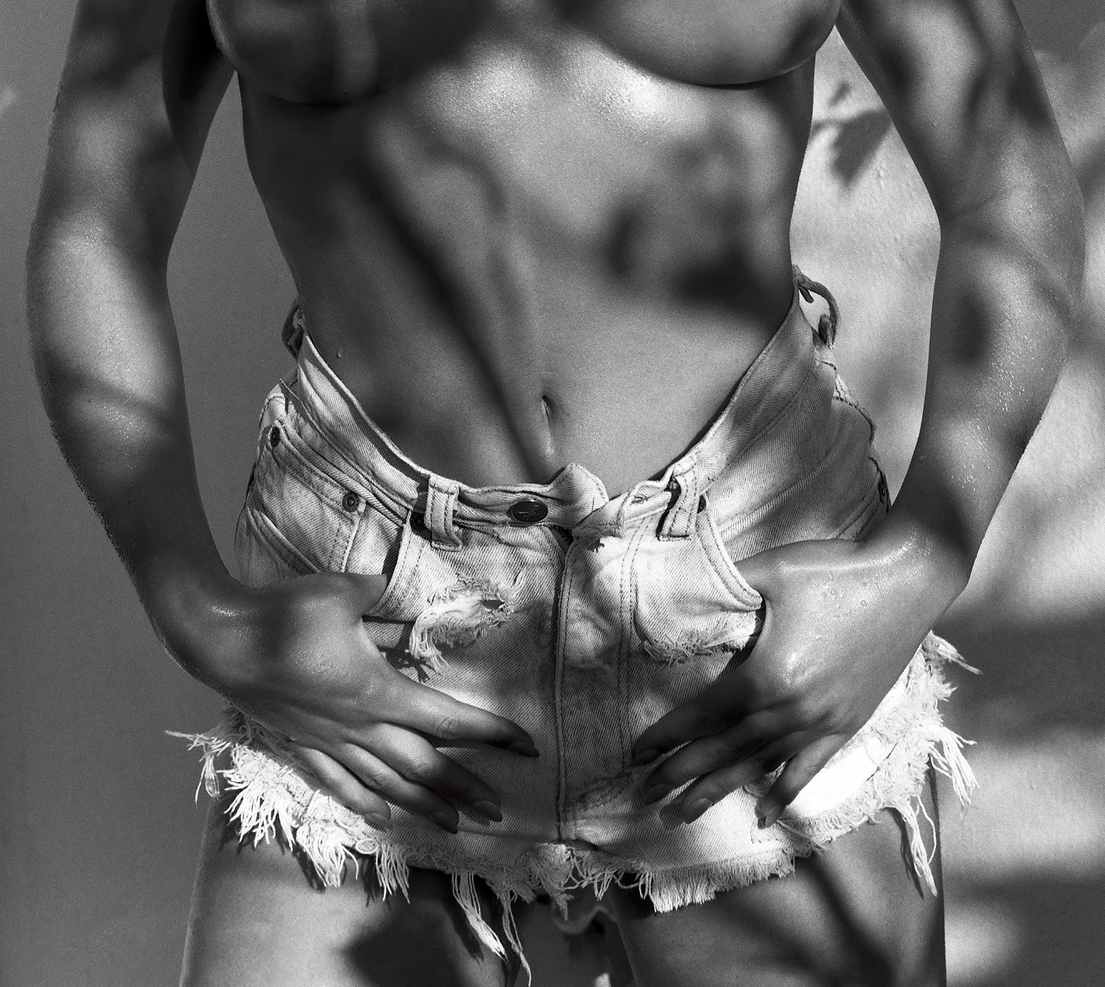 Lisa - Stampa d'arte contemporanea in bianco e nero su modello in edizione limitata e firmata - Photograph Contemporaneo di Ian Sanderson