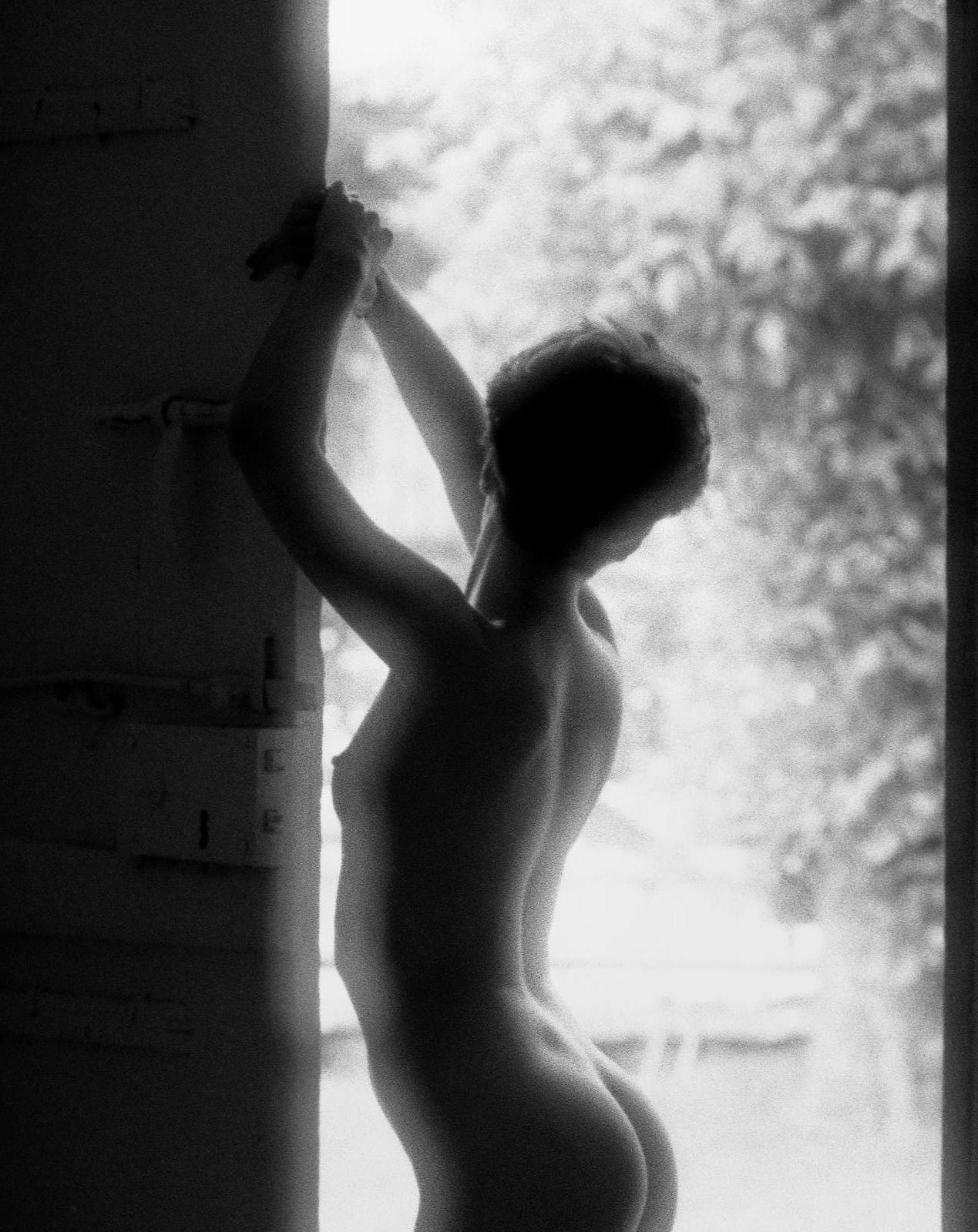 Lisa- Tirage nu édition limitée signé, Photo noir et blanc, Analogique, Sensuelle - Contemporain Photograph par Ian Sanderson