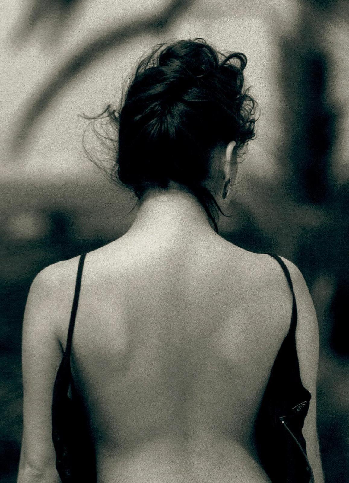 Lisa - Stampa contemporanea firmata in edizione limitata, Foto retro bianco, Sensuale, Seppia - Photograph di Ian Sanderson