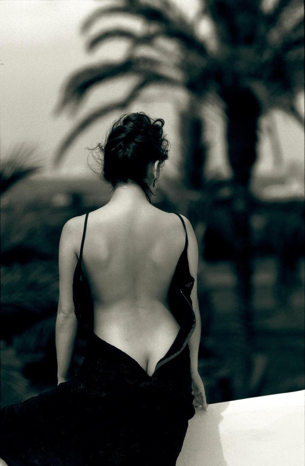 Black and White Photograph di Ian Sanderson - Lisa - Stampa d'arte ritratto firmato in edizione limitata, bianco nero, donna sensuale
