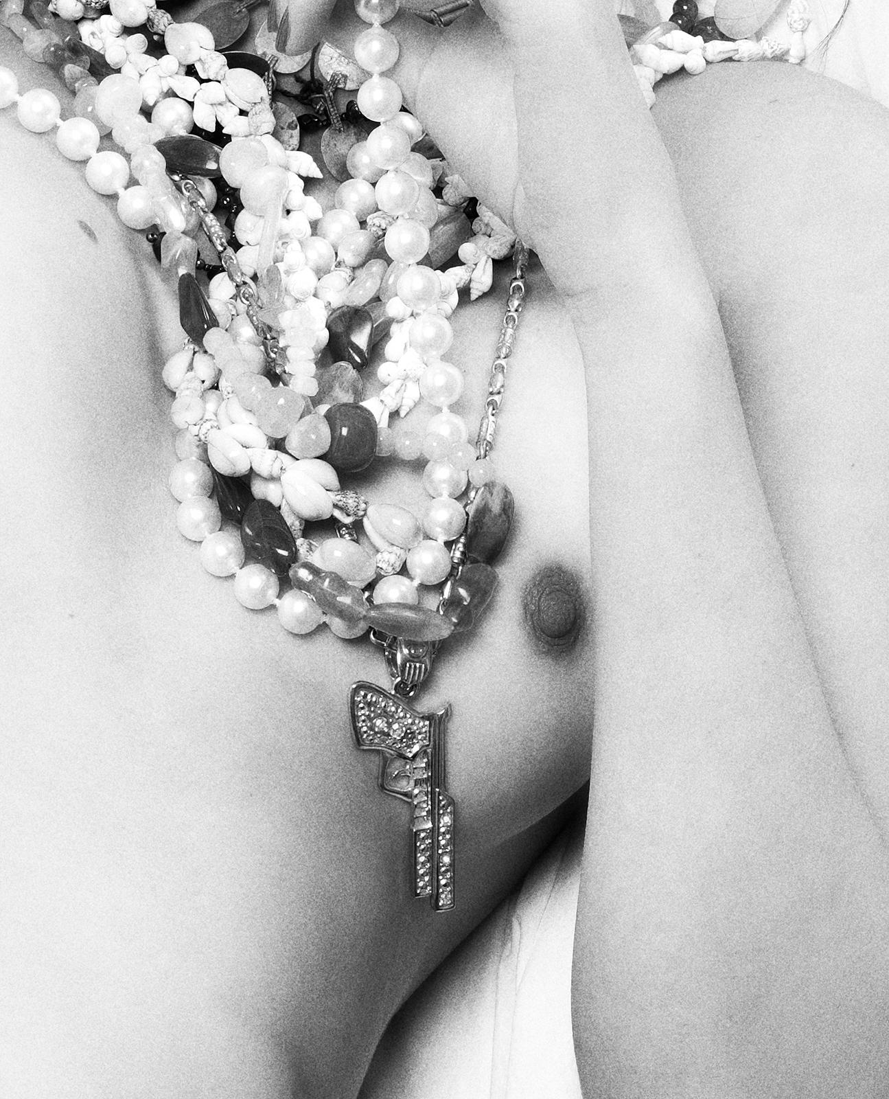 Louise- Edición limitada firmada Impresión de desnudo, Foto en blanco y negro, Sensual, Contemporáneo - Black and White Photograph Gris de Ian Sanderson