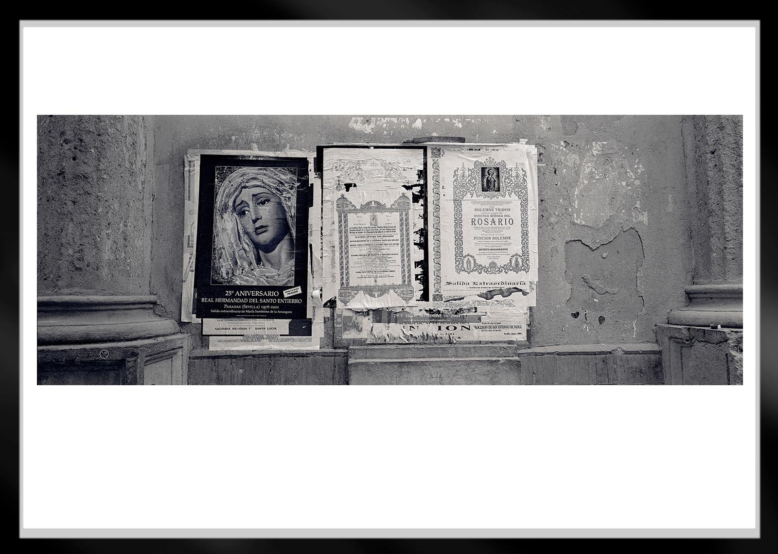 Madonna – signierter Kunstdruck in limitierter Auflage, zeitgenössisches Stillleben Archi (Grau), Black and White Photograph, von Ian Sanderson