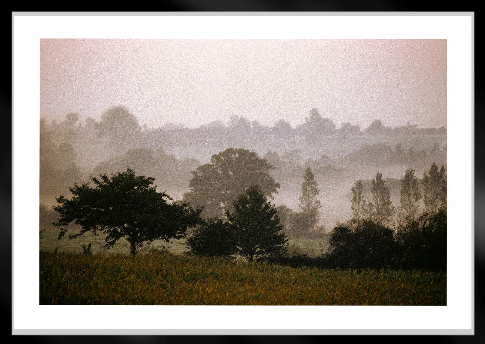 Mayenne – signierter Landschaftsdruck in limitierter Auflage, zeitgenössisch, Frankreich (Beige), Color Photograph, von Ian Sanderson