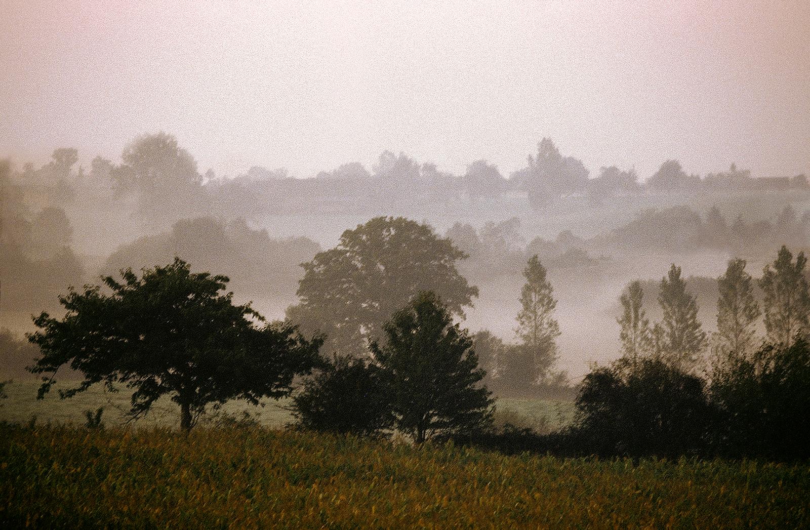 Ian Sanderson Color Photograph – Mayenne – signierter Landschaftsdruck in limitierter Auflage, zeitgenössisch, Frankreich