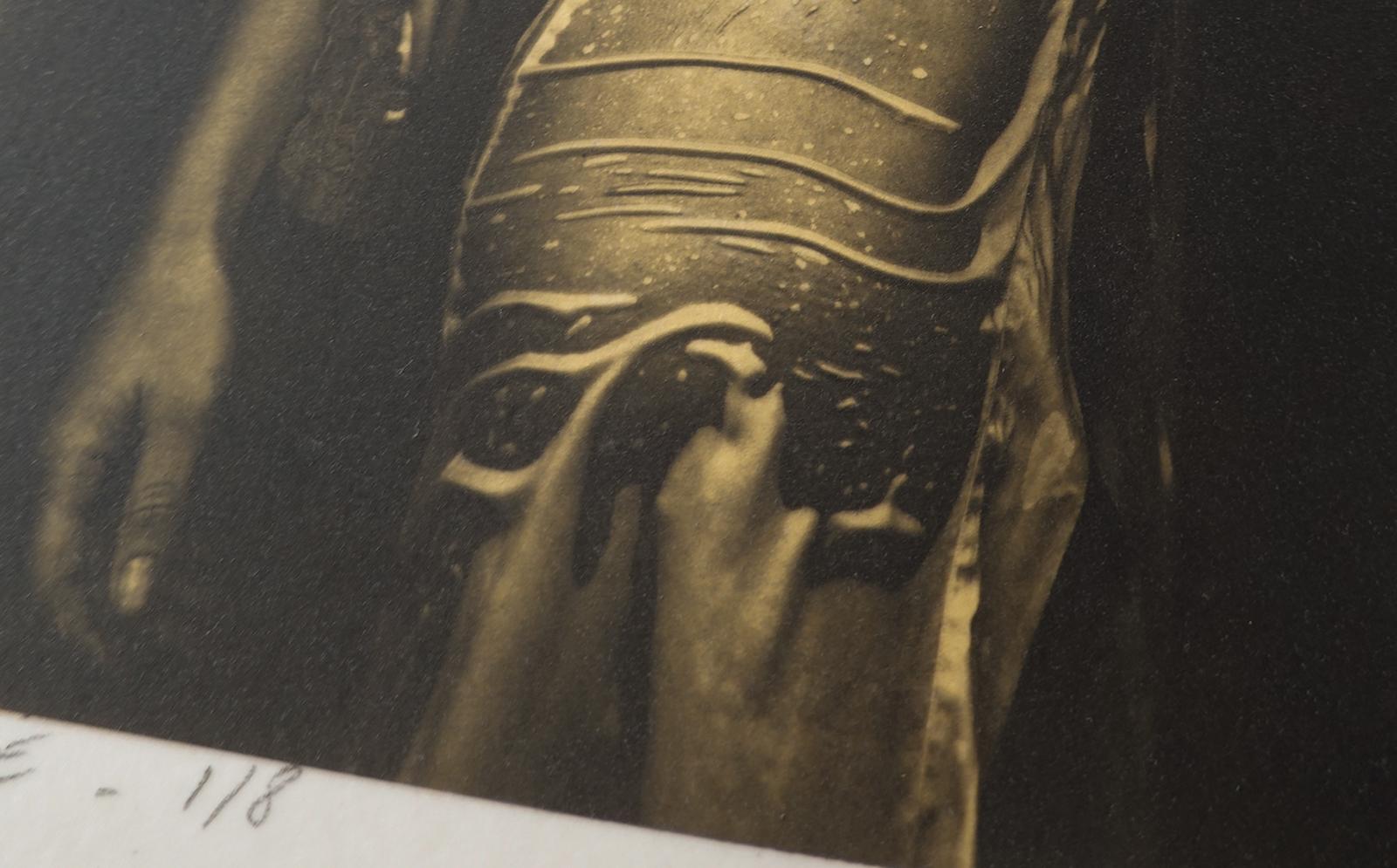 Nathalie -  Platin-Palladium-Druck über 24 Karat Blattgold auf Vellum-Papier 
Ausgabe 1 von 8 , plus 2 AP ( Größe 2 )
Druck: 2016

Frau in einem nassen Seidenbademantel, der ihre weibliche Form enthüllt, sinnliche Pose.
Signiert von Ian Sanderson