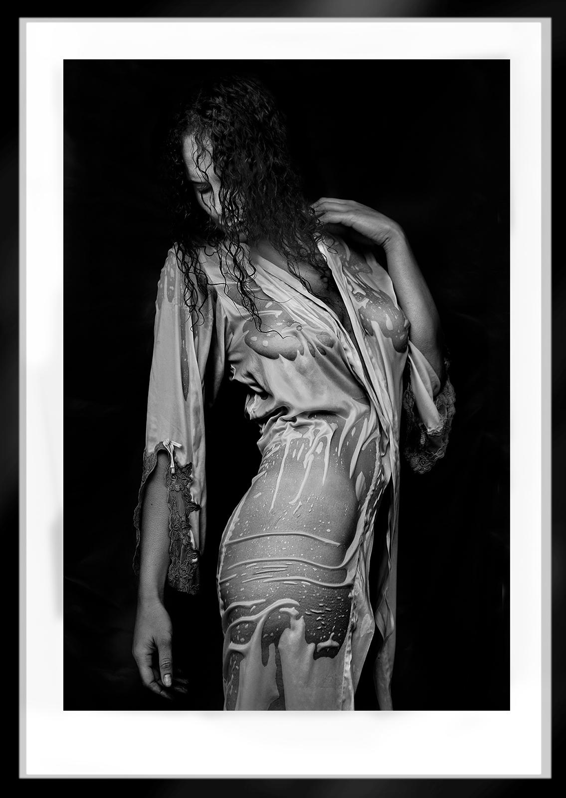 Nathalie - Impresión sensual firmada en edición limitada, Gran formato Desnudo contemporáneo - Figurative Photograph Negro de Ian Sanderson