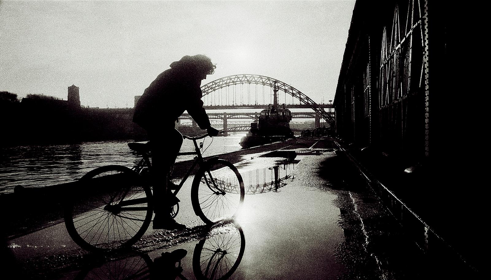 Newcastle – signierter Kunstdruck in limitierter Auflage, schwarz-weiß, zeitgenössisch (Schwarz), Landscape Photograph, von Ian Sanderson