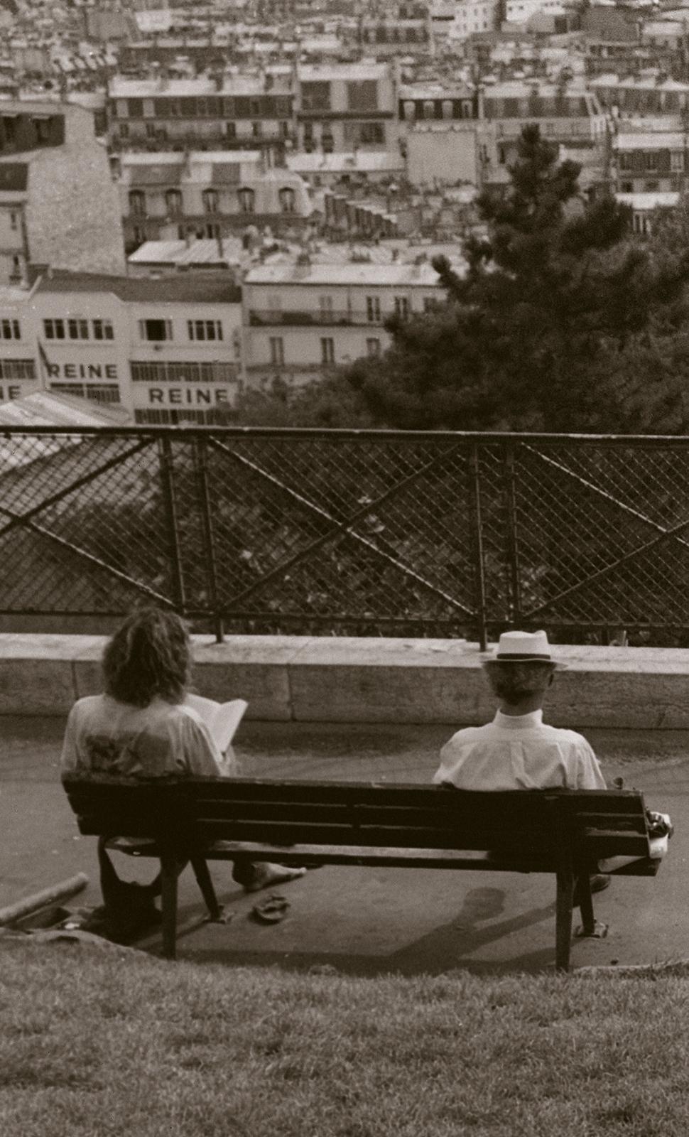 Old couple - Impression d'art en édition limitée signée, noir et blanc sépia, brun surdimensionné en vente 1