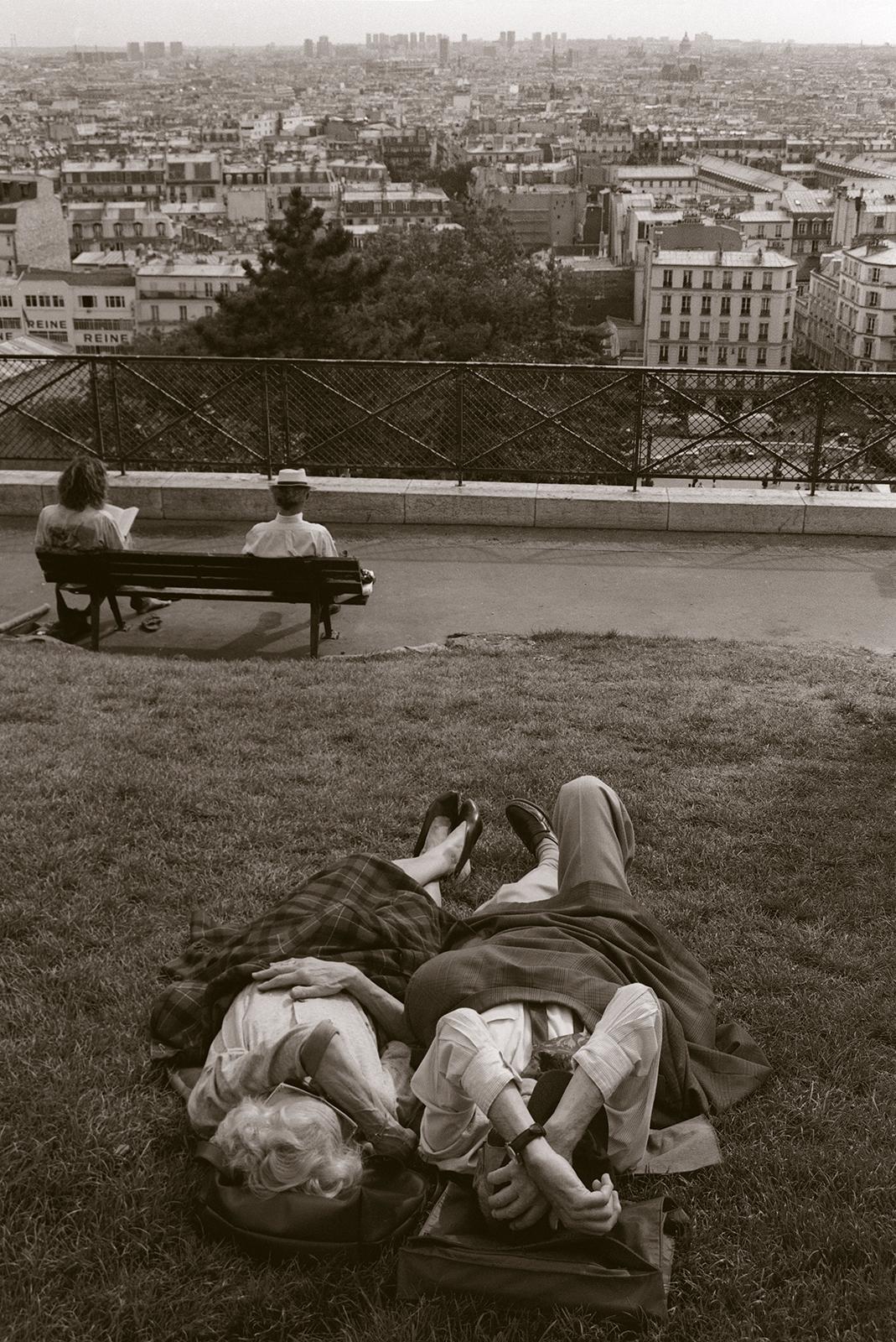 Ian Sanderson Black and White Photograph - Old couple - Signed limited edition fine art print, Black white, Paris Vintage