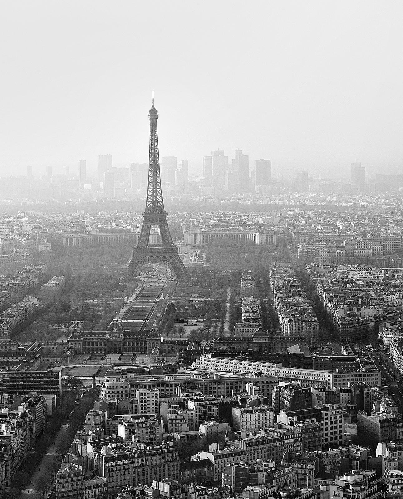 Paris Panorama – signierter Stilllebendruck in limitierter Auflage, Schwarzweiß, Cityscape – Photograph von Ian Sanderson
