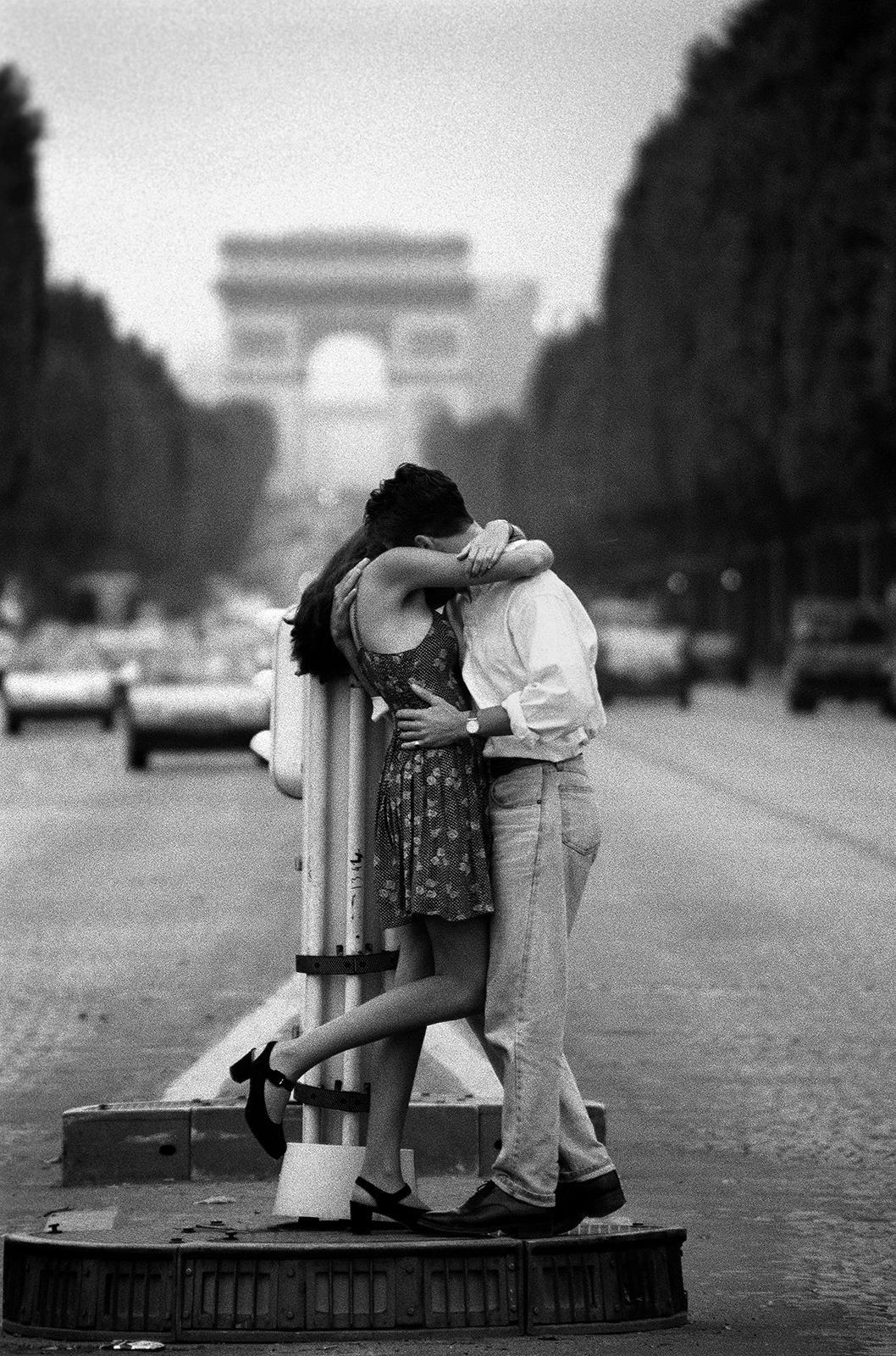 Ian Sanderson Black and White Photograph - Paris Romance- Signed limited edition couple print, Black white, Contemporary