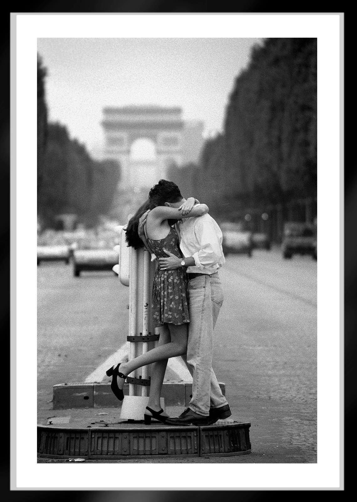  Pariser Romanze  -  Signierter Archivpigmentdruck in limitierter Auflage   -  Auflage von 5

Dieses Bild wurde 1994 in Paris auf den Champs-Elysées vor dem Arc de Triomphe gefilmt. 
Das Negativ wurde gescannt und eine digitale Datei erstellt, die