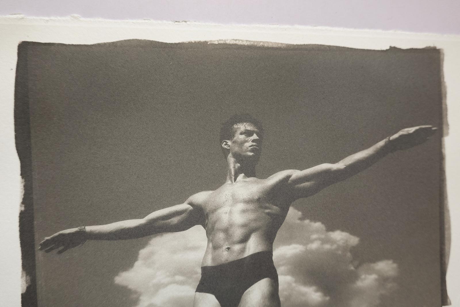 Impresión en Platino Paladio, Edición Limitada, Homoerótico, Hombre atlético - Mathew - Figurative Photograph Gris de Ian Sanderson