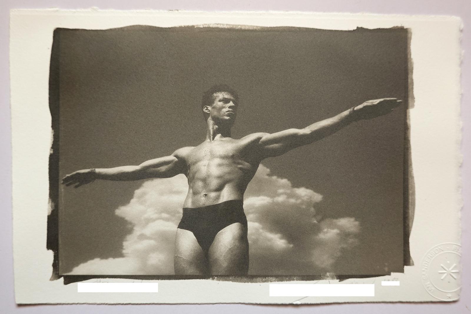 Impresión en Platino Paladio, Edición Limitada, Homoerótico, Hombre atlético - Mathew - Photograph Contemporáneo de Ian Sanderson