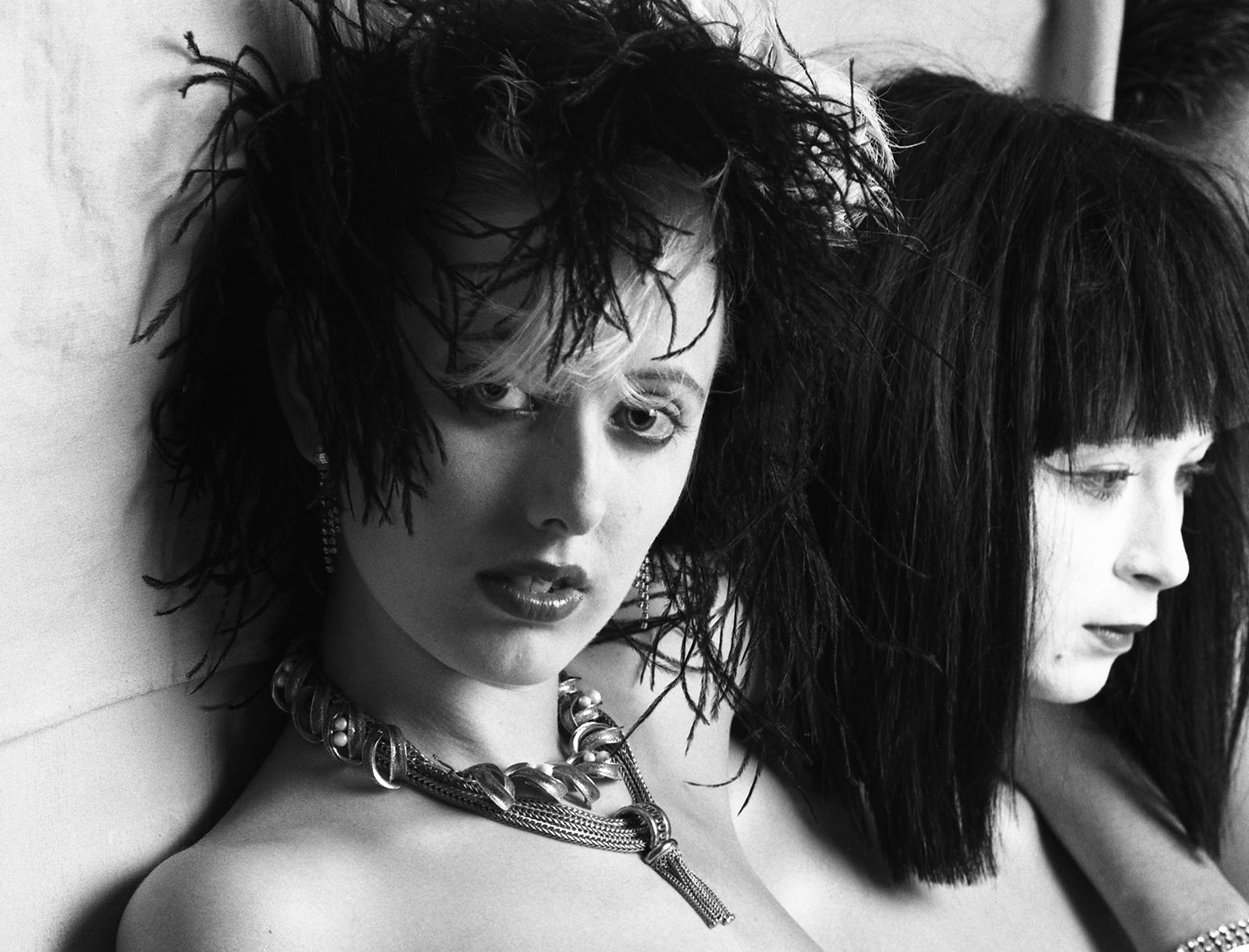 Punk - Photo figurative, Édition limitée signée, noir et blanc, sensuelle - Moderne Photograph par Ian Sanderson