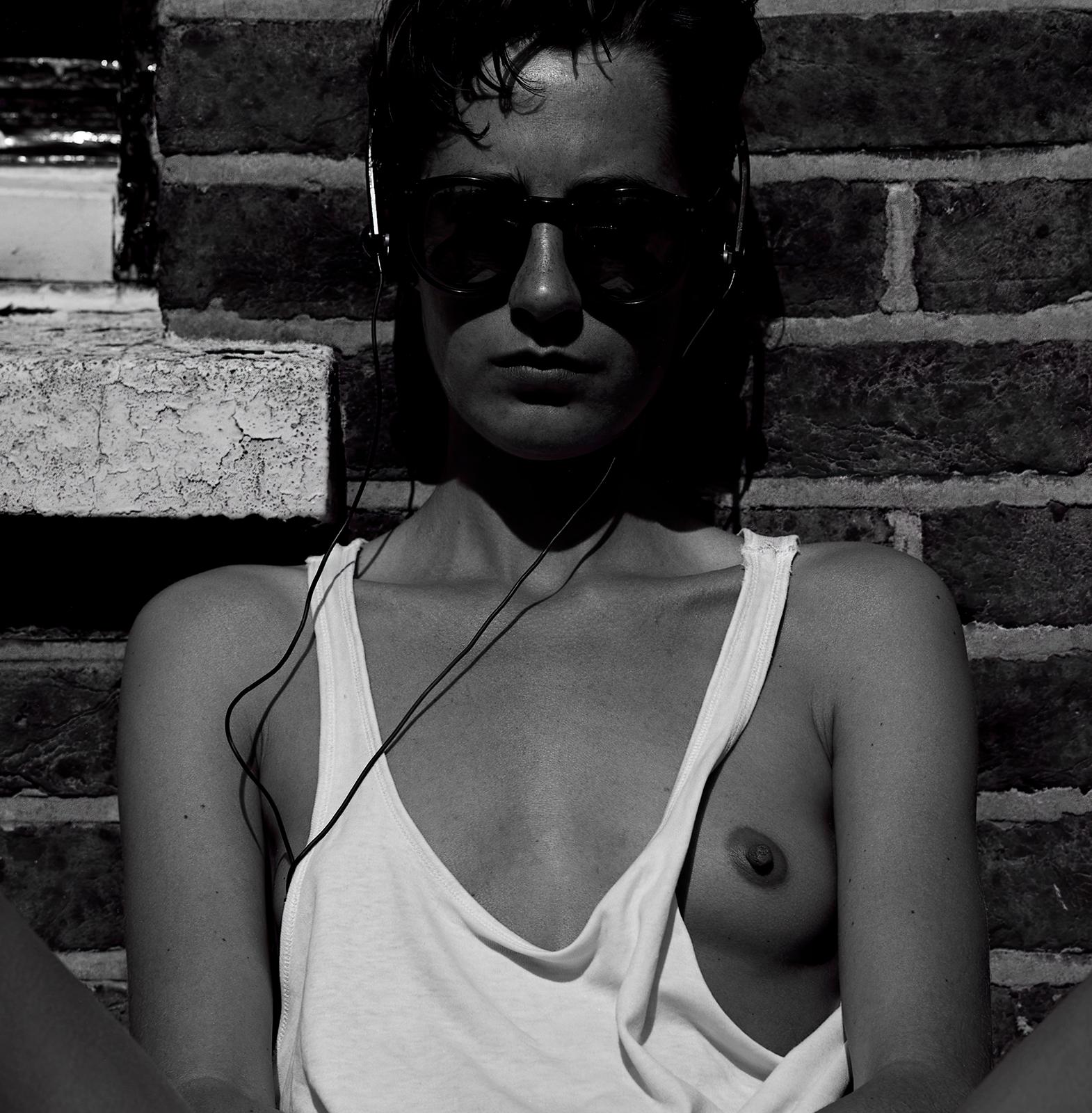 Rachael 02 - Stampa d'arte firmata in edizione limitata, Foto in bianco e nero, Modella - Photograph di Ian Sanderson