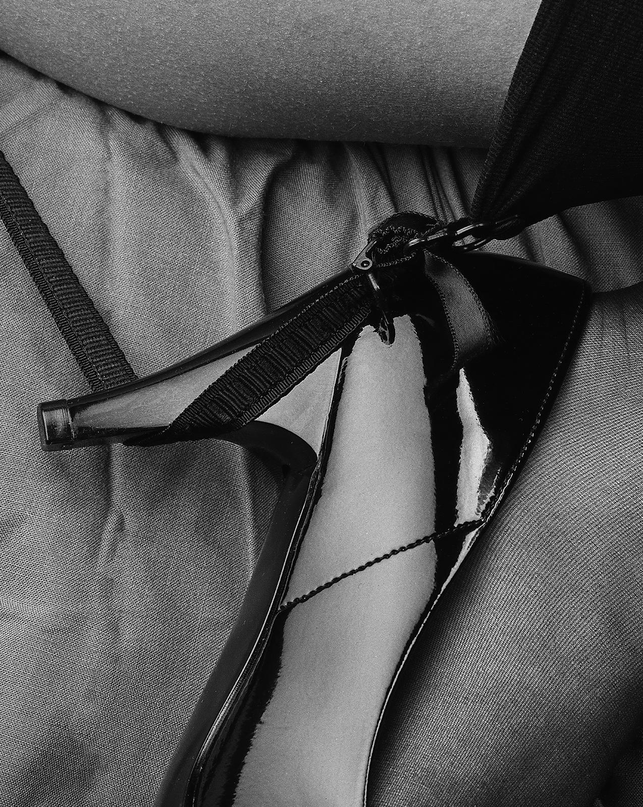 Rachael - Imprimé sexy en édition limitée signé, contemporain, talons hauts, noir et blanc - Photograph de Ian Sanderson